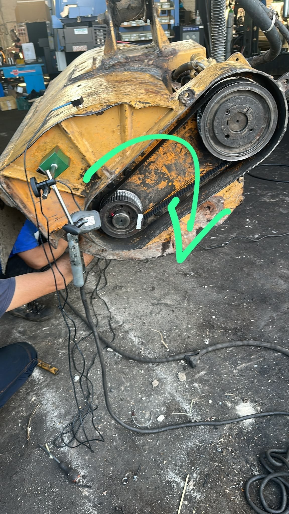 Sensor de vibração e tacômetro de fase montados na transmissão do rotor do triturador